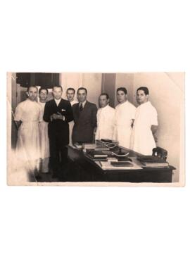 Foto donde se ve a un grupo de médicos